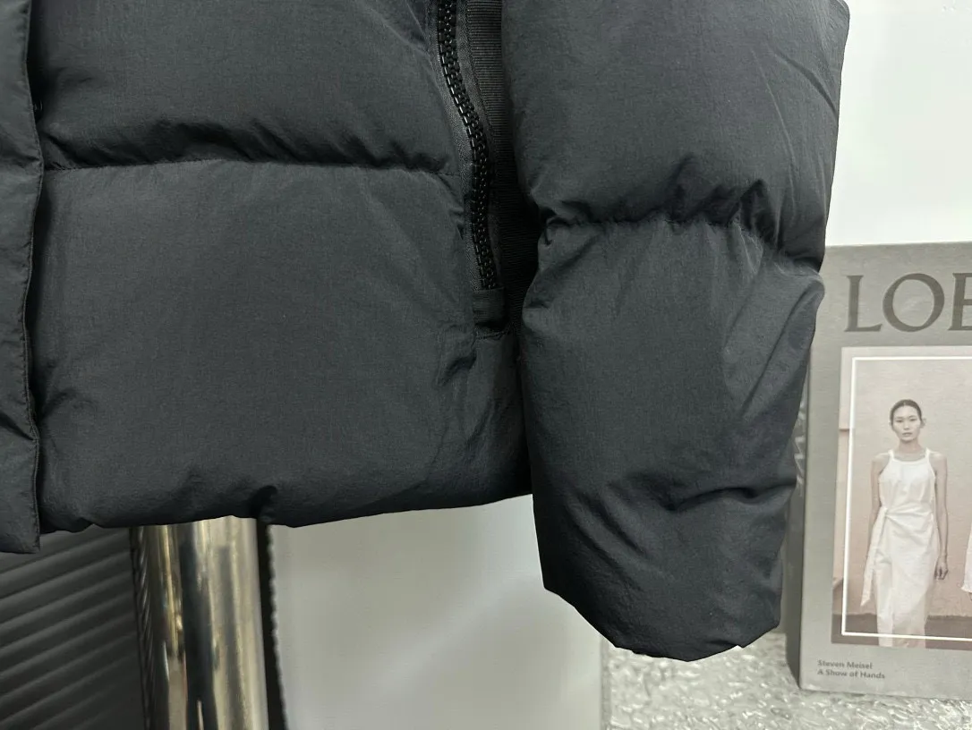 P780 【𝘾𝘼𝙉𝘼𝘿𝘼 𝙂𝙊𝙊𝙎𝙀】Canada Goose Junction/3M Reflective Black Label Parker/2602LB Ouyang Nana’s same Junction Parker is made of CORDURA@’s super-soft EnduraLuxe fabric, which enhances the durability of easy-wear parts, making it lightweight and durable. 360-degree reflective strips on the collar improve visibility in low-light environments. Features a removable hood for easy transition into warmer weather. Removable premium insulated hood adjusts both ways Sizes: XS-XxL